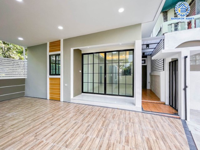 *****บ้านแฝดมือสองชั้นเดียว ย่านนนทบุรี ม.รวยรื่น ติวานนท์  บ้านสวยตกแต่งใหม่เหมือนมือหนึ่ง บนเนื้อที่ 32 ตร.ว. มาพร้อมฟังก์ชัน 3 ห้องนอน 3 ห้องน้ำ จอดรถ 1 คัน  บนทำเลศักยภาพ เชื่อมต่อถนนหลายเส้นทาง ใกล้จุดขึ้นทางด่วนงามวงศ์วาน และ รถไฟฟ้าสถานีกระทรวงสาธารณสุข เติมเต็มด้วยสิ่งอำนวยความสะดวกครบครัน